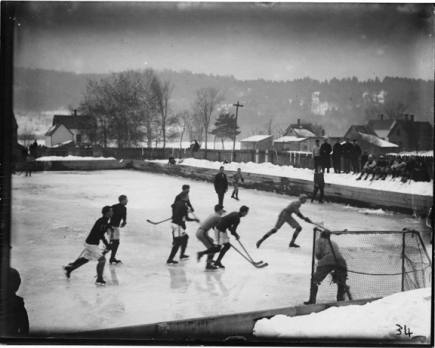 Dartmouth, 1906: Le but de hockey avant l'adaptation que l'on connait aujourd'hui: la barre horizontale était derrière les poteaux. (photo: Dartmouth.edu)